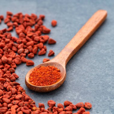 Bixa Orellana - Kaşıkta ezilmiş annatto tohumları