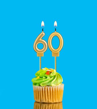 60 numaralı mumlu doğum günü keki.