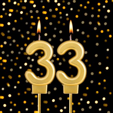Siyah arka planda 33 numara bulanık ışıklar - soyut bulanık ışıklı doğum günü kartı