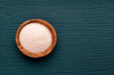 Saf ve ince Himalaya tuzu kasede - pembe kristaller