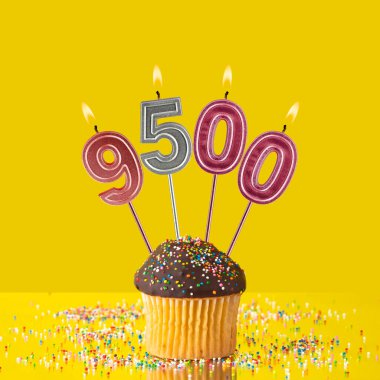 9500 sayısını oluşturan mor mumlar - İzlenme, görüş veya takipçi sayısı.