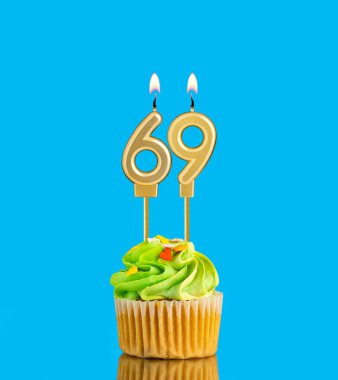 69 numaralı mum - Mavi arkaplanda kek olan doğum günü kartı