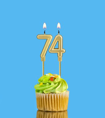 74 numaralı mumlu doğum günü pastası.