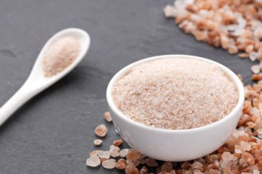 Himalaya pembe tuz kristalleri bir kaşık ve kâsede