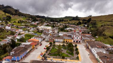 San Felix. Salamina, Caldas, Kolombiya. 6 Ekim 2025. İlçenin panoramik insansız hava aracı görüntüsü belediye koltuğundan 25 km uzakta.