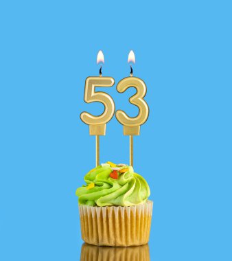 53 numaralı mum - Mavi arkaplanda kek olan doğum günü kartı