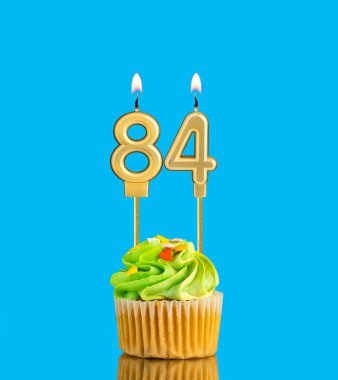 84 numaralı mumlu doğum günü pastası.