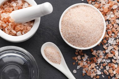 Himalaya pembe tuzu havan, kase ve kaşıkta suyla karıştırmak için..