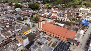 Gomez Plata, Antioquia - Kolombiya. 30 Aralık 2025. Panoramik dron görüntüsü. Belediye Medellin 'e 84.2 km uzaklıkta..