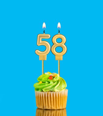 58 numaralı mumlu doğum günü keki.