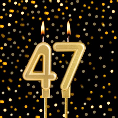 Bulanık ışıklı siyah arka planda 47 numara - soyut bulanık ışıklı doğum günü kartı