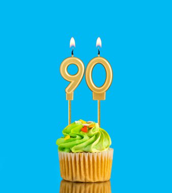 90 numaralı mumlu doğum günü keki.