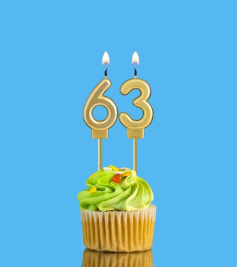 63 numaralı mum - Mavi arkaplanda kek olan doğum günü kartı