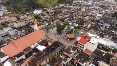 Gomez Plata, Antioquia - Kolombiya. 29 Aralık 2025. Hava aracı görüntüsü. Deniz seviyesinden 1,805 metre yükseklikte..