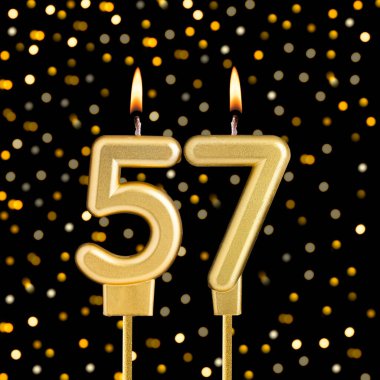 Bulanık ışıklı bir siyah arka planda 57 numara - soyut bulanık ışıklı bir doğum günü kartı