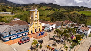 Mezopotamya, La Union, Antioquia, Kolombiya. 15 Ocak 2026. Katolik kilisesi kasabanın ana parkında yer alıyor..