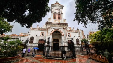 Sabaneta, Antioquia, Kolombiya. 12 Ocak 2026. Katolik kilisesi kasabanın ana parkında yer alıyor..