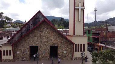 Gomez Plata, Antioquia - Kolombiya. 30 Aralık 2025. Hava aracı görüntüsü. Deniz seviyesinden 1,805 metre yükseklikte..