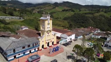 Mezopotamya, La Union, Antioquia, Kolombiya. 15 Ocak 2026. 1429 kişinin yaşadığı kasabanın insansız hava aracı görüntüsü..