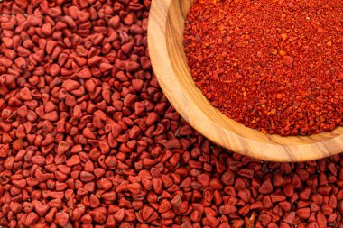 Bixa Orellana - Ahşap bir kasede organik kırmızı annatto tozu