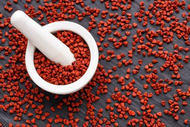 Bixa orellana - Organik annatto, bir havan topu içinde ezilmiş ya da ezilmiş