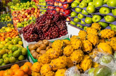 Kolombiyalı çiftçi pazarlarında taze meyveler sergileniyor.