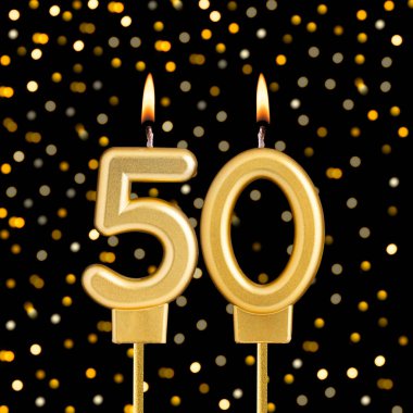 Siyah arkaplanda bulanık ışıklarla 50 numaralı doğum günü mumu.