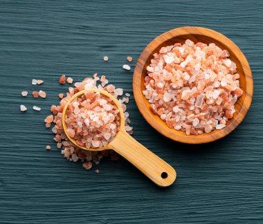 Saf ve ince Himalaya tuzu kasede ve kaşıkta - pembe kristaller.