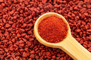 Bixa Orellana - Ölçüm kaşığında ezilmiş annatto tohumları