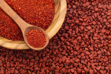 Bixa orellana kaşıkta ve kasede ezilmiş organik annatto.