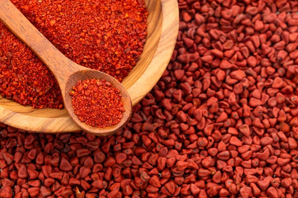 Bixa orellana kaşıkta ve kasede ezilmiş organik annatto.