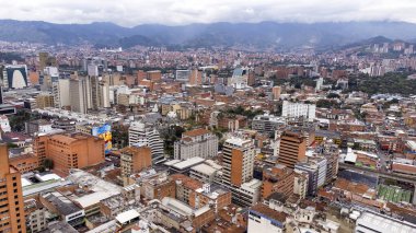 Medellin, Antioquia, Kolombiya - 9 Ocak 2026. Medellin şehir merkezindeki şehir manzarası şehrin mimari yoğunluğunu, ticari gelişimini ve karakteristik dağlık çevresini gösteriyor..