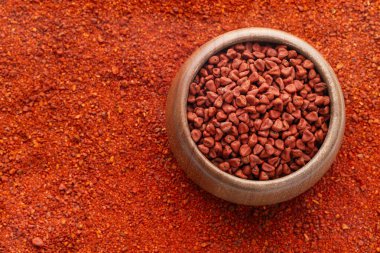 Bixa Orellana - Ahşap bir kasede organik kırmızı annatto tozu