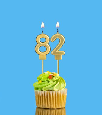 82 numaralı mumlu doğum günü pastası.