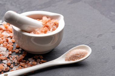 İyi ve kaba Himalaya pembe tuzu kabuk ve kaşıkta.