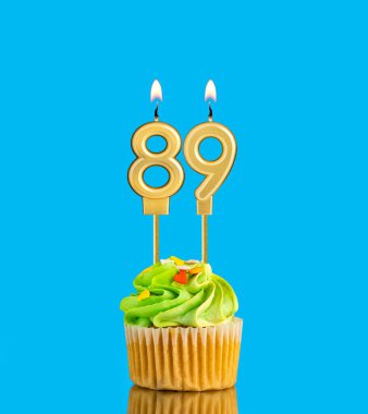 89 numaralı mum - Mavi arka planda kek olan doğum günü kartı
