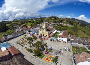 Mezopotamya, La Union, Antioquia, Kolombiya. 15 Ocak 2026. Hava aracı görüntüsü, deniz seviyesinden 2,314 metre yukarıda..