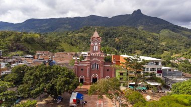 San Carlos, Antioquia, Kolombiya. 23 Kasım 2025. Kederli Meryem Kilisesi, bir Katolik kilisesi..