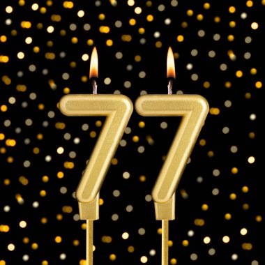 Bulanık ışıklarla siyah arka planda 77 numara - soyut bulanık ışıklı doğum günü kartı