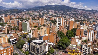 Medellin, Antioquia, Kolombiya - 9 Ocak 2026. Laureles mahallesinin panoramik görüntüsü, şehrin kentsel gelişimi yansıtan sembolik bir sektörü..