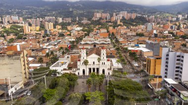 Envigado, Antioquia, Kolombiya. 8 Şubat 2026. Katolik cemaati kasabanın ana parkında yer alıyor..