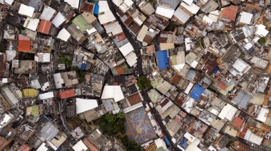 Medellin, Antioquia, Kolombiya. 13 Şubat 2026. Comuna 13 'teki yürüyen merdivenlerin insansız hava aracı görüntüsü.