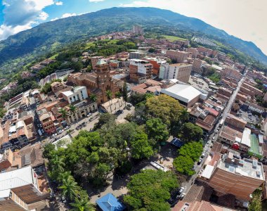 Girardota, Antioquia, Kolombiya. 30 Aralık 2025. Hava aracı görüntüsü, 22 derece Celsius..