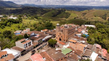 Yali, Antioquia, Kolombiya. 19 Ekim 2025. San Antonio de Padua Kilisesi, Katolik Kilisesi.