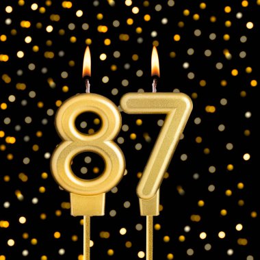 Bulanık ışıklı bir siyah arka planda 87 numara - soyut bulanık ışıklı bir doğum günü kartı
