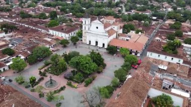 Santa Fe de Antioquia, Kolombiya. 15 Şubat 2026. 1797 ve 1837 yılları arasında inşa edilen Metropolitan Katedrali Bazilikası 47 metre yüksekliğindeki kulesiyle ünlüdür..