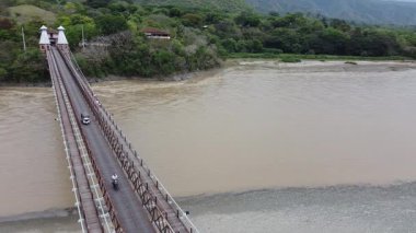 Santa Fe de Antioquia, Kolombiya. 15 Şubat 2026. 1887 ve 1895 yılları arasında inşa edilen Batı Köprüsü, ülke ve dünya için mühendislikte ileri bir sıçramaydı..