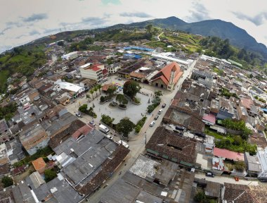 Gomez Plata, Antioquia - Kolombiya. 30 Aralık 2025. Hava aracı görüntüsü. Belediye nüfusu 10.075.
