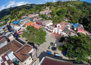 Caracoli, Antioquia, Kolombiya. 28 Aralık 2025. Drone view, 1876 'da kuruldu ve 1963' te belediye olarak kuruldu..
