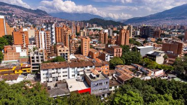 Medellin, Antioquia, Kolombiya - 9 Ocak 2026. Laureles sektörünün şehir manzarası, konut mimarisi, ağaçlarla kaplı sokakları ve yaşam kalitesiyle bilinen geleneksel bir mahalle..